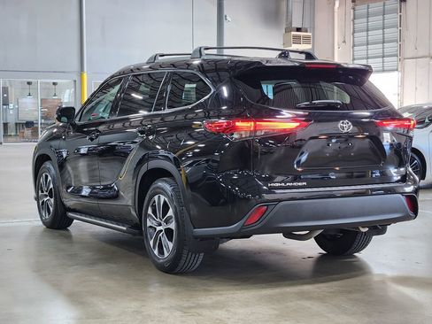 Used 2022 Toyota Highlander XLE image 11