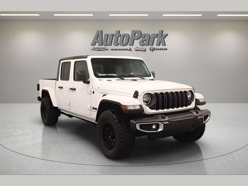 Used 2025 Jeep Gladiator Sport AWD/4WD image 1