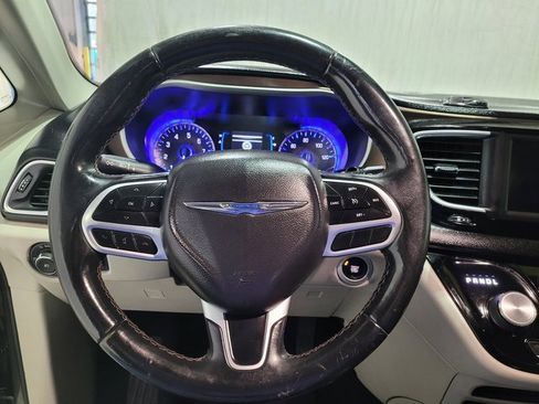 Used 2018 Chrysler Pacifica Touring-L image 27