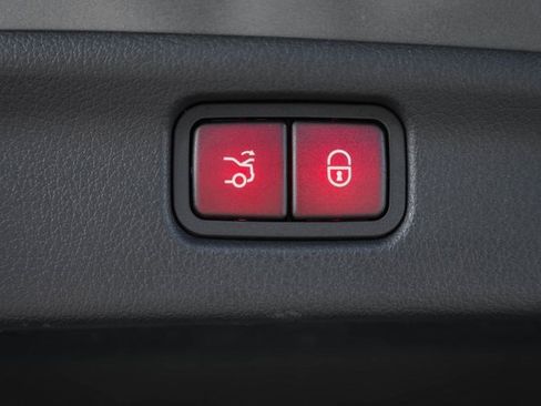 Used 2023 Mercedes-Benz C 300 4MATIC Sedan w/ Exclusive Trim Package image 11