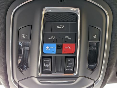 Used 2025 Jeep Grand Cherokee Laredo RWD image 16