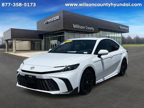 Used 2025 Toyota Camry SE FWD image 1