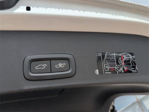Used 2022 Volvo XC40 P8 Recharge Plus image 11