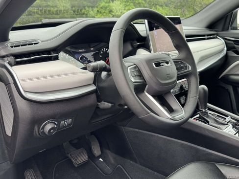 Used 2025 Jeep Compass Limited AWD/4WD image 3