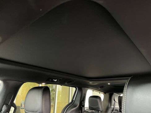 Used 2025 Chrysler Pacifica Limited image 29