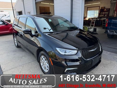 Used 2026 Chrysler Pacifica Select FWD image 1