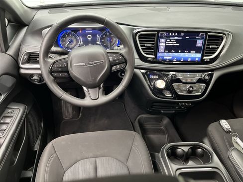 Used 2022 Chrysler Pacifica Touring AWD/4WD image 13