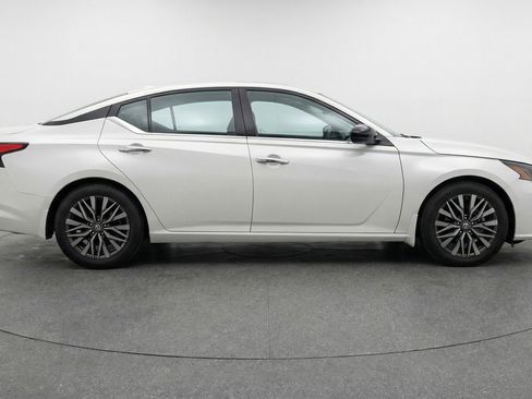 Used 2025 Nissan Altima 2.5 SV image 11