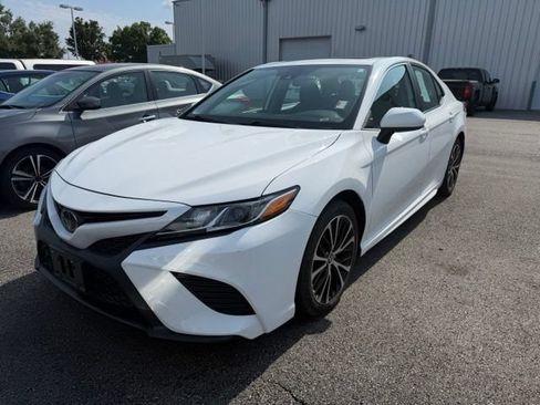 Used 2020 Toyota Camry SE FWD image 5