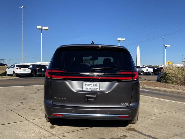 Used 2023 Chrysler Pacifica Touring-L FWD image 10