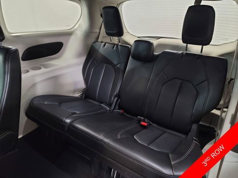 Used 2024 Chrysler Pacifica Touring-L image 7