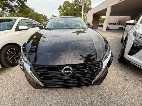 Used 2025 Nissan Altima 2.5 SV FWD image 2