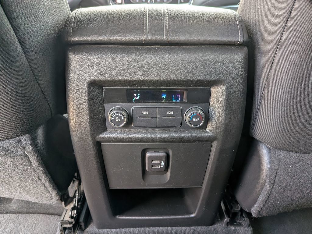Used 2023 Chevrolet Traverse LT FWD image 35
