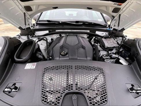 Used 2024 Porsche Macan image 11