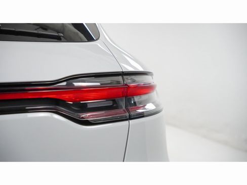 Used 2025 Porsche Macan image 12