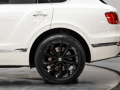 Used 2019 Bentley Bentayga image 38