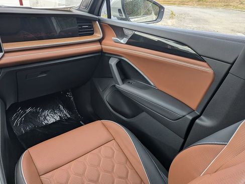 New 2026 Volkswagen Tiguan SEL R-Line AWD/4WD image 16