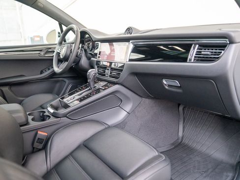 Certified 2025 Porsche Macan image 22