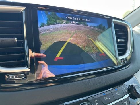 Used 2024 Chrysler Pacifica Touring-L FWD image 20