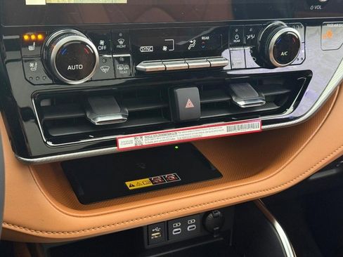 New 2026 Toyota Highlander Platinum image 16