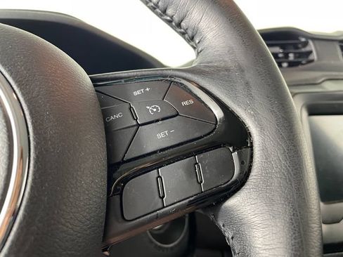Used 2018 Jeep Renegade Altitude AWD/4WD image 9
