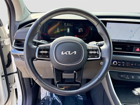 Used 2025 Kia Carnival FWD image 11