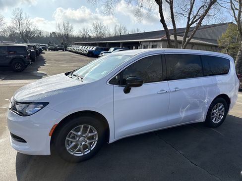 New 2026 Chrysler Voyager LX image 4