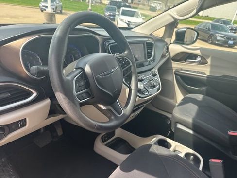 Used 2018 Chrysler Pacifica L FWD image 17