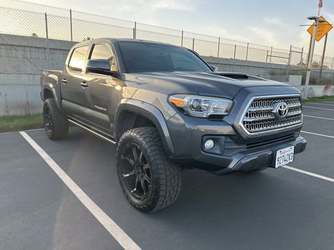 Used 2017 Toyota Tacoma TRD Sport image 1