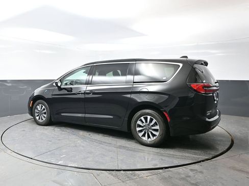 Used 2024 Chrysler Pacifica Select image 12