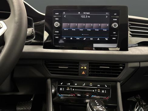 Used 2025 Volkswagen Jetta SE w/ Sunroof Package image 9