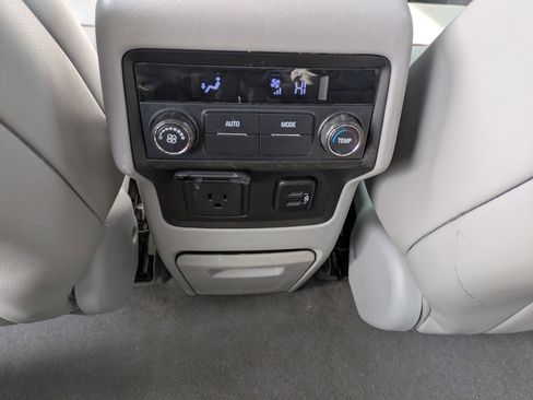 Used 2017 GMC Acadia SLT image 30