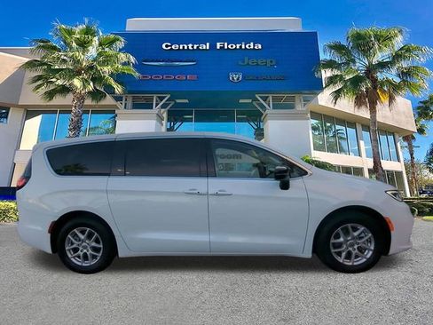 Certified 2024 Chrysler Pacifica Touring-L image 4