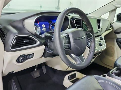 Used 2024 Chrysler Pacifica Touring-L FWD image 10