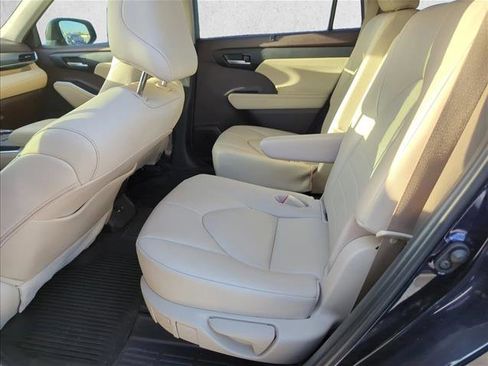 Used 2021 Toyota Highlander XLE image 23