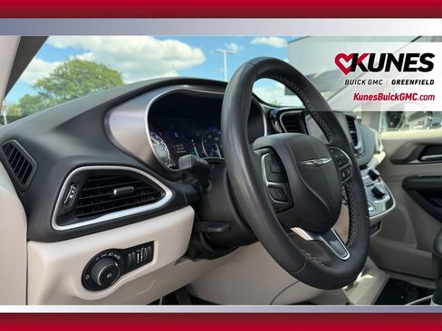 Used 2024 Chrysler Pacifica Touring-L FWD image 38