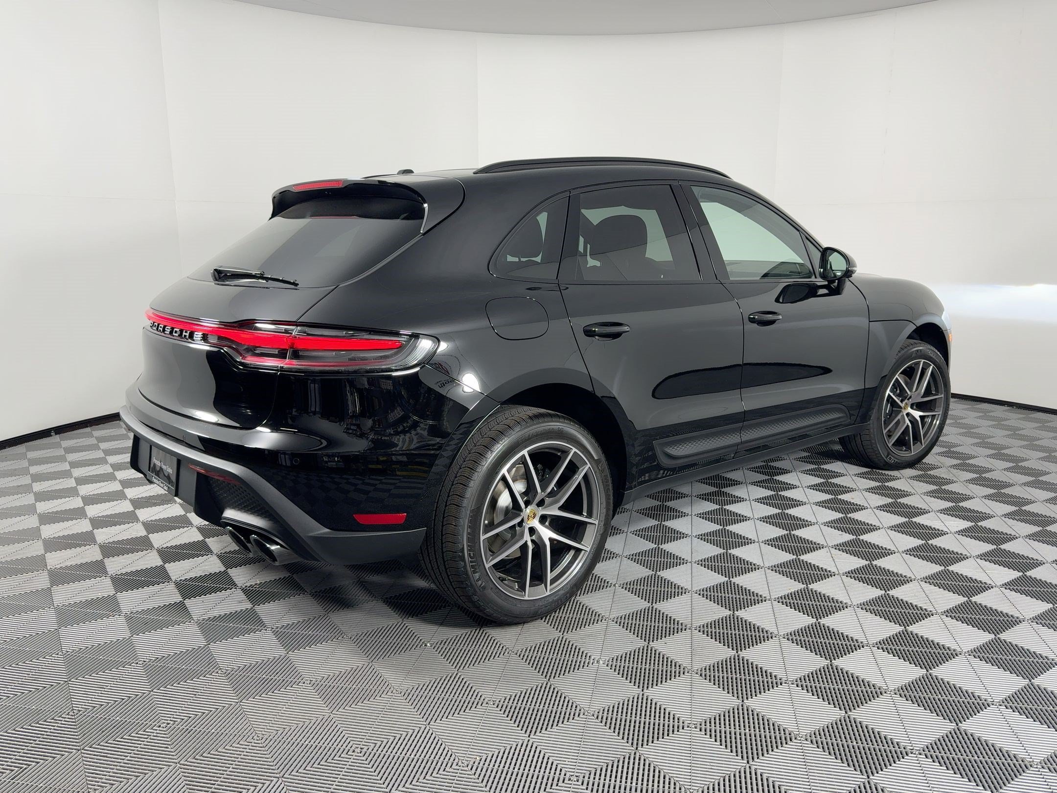 Certified 2026 Porsche Macan AWD/4WD image 9