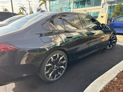 Used 2025 BMW 550e xDrive w/ Executive Package image 9