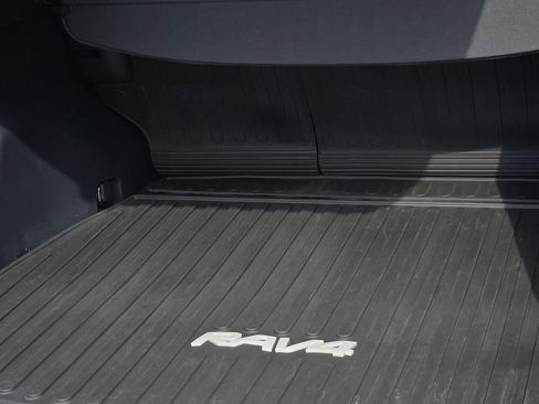 Used 2021 Toyota RAV4 XLE w/ Convenience Package image 9