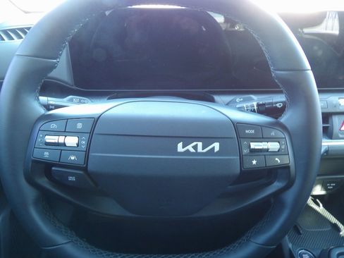 Used 2025 Kia K4 EX image 16
