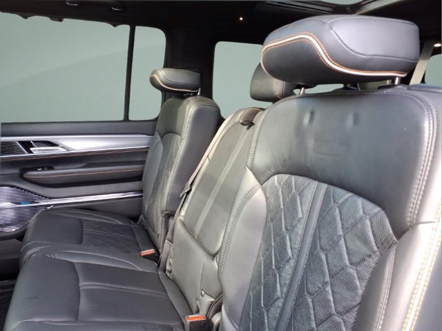 Used 2022 Jeep Grand Wagoneer Series III w/ Rear Seat Video Group 1 AWD/4WD image 16