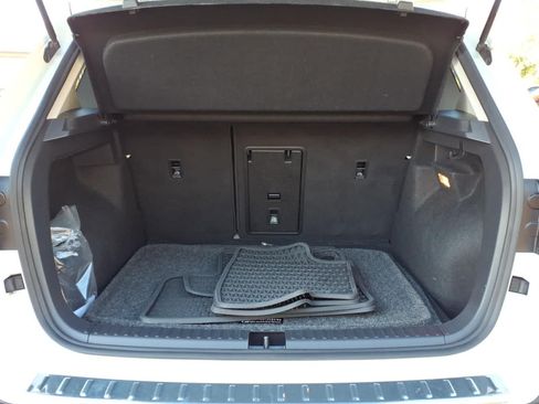 Used 2022 Volkswagen Taos SE FWD image 6