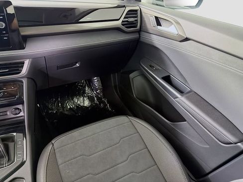 New 2026 Volkswagen Taos SE image 24