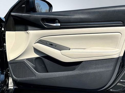 Used 2025 Nissan Altima 2.5 SV image 25