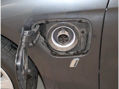 Used 2017 BMW 330e RWD image 5