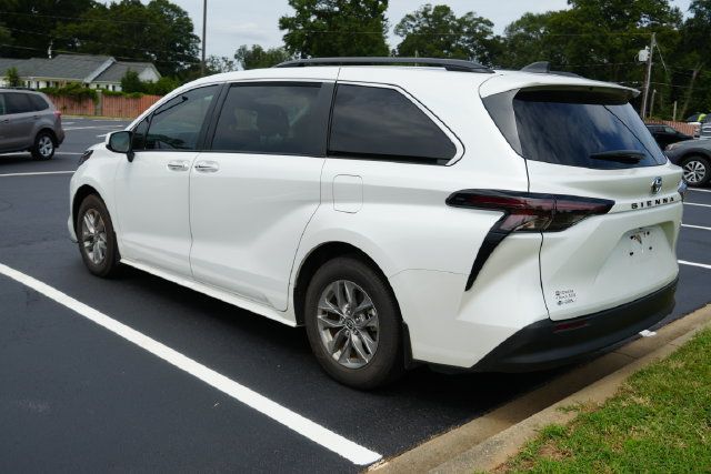 Used 2025 Toyota Sienna XLE FWD image 10