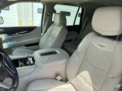 Used 2015 Cadillac Escalade Luxury AWD/4WD image 3