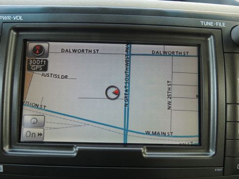 Used 2011 Toyota Sienna XLE w/ XLE Navigation Pkg FWD image 21