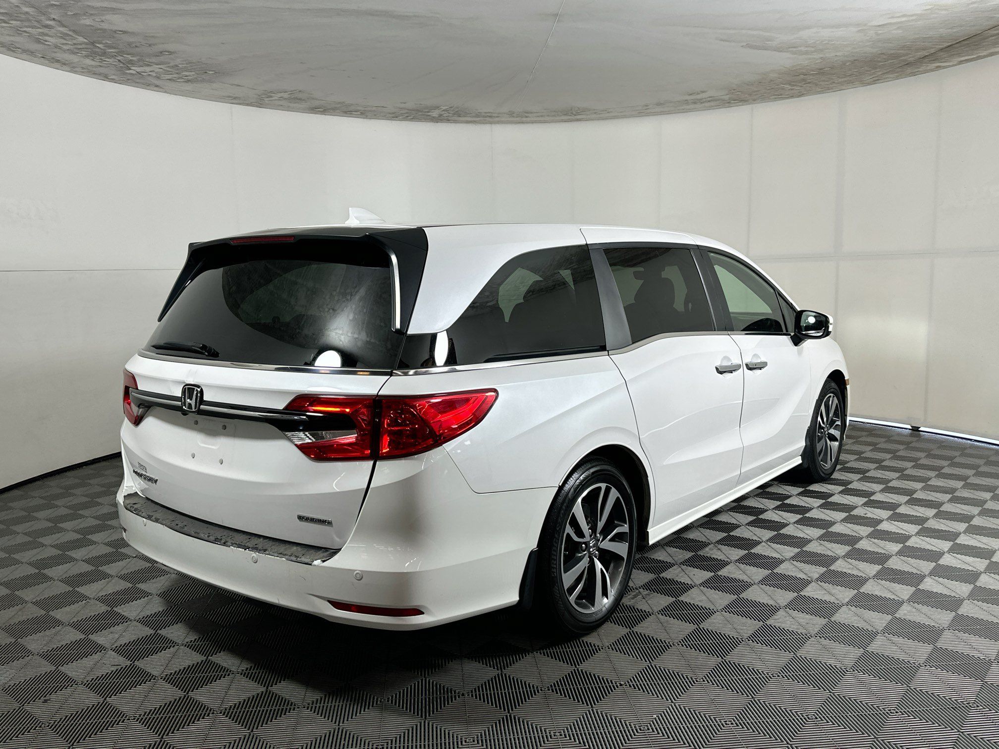Used 2024 Honda Odyssey Touring image 3