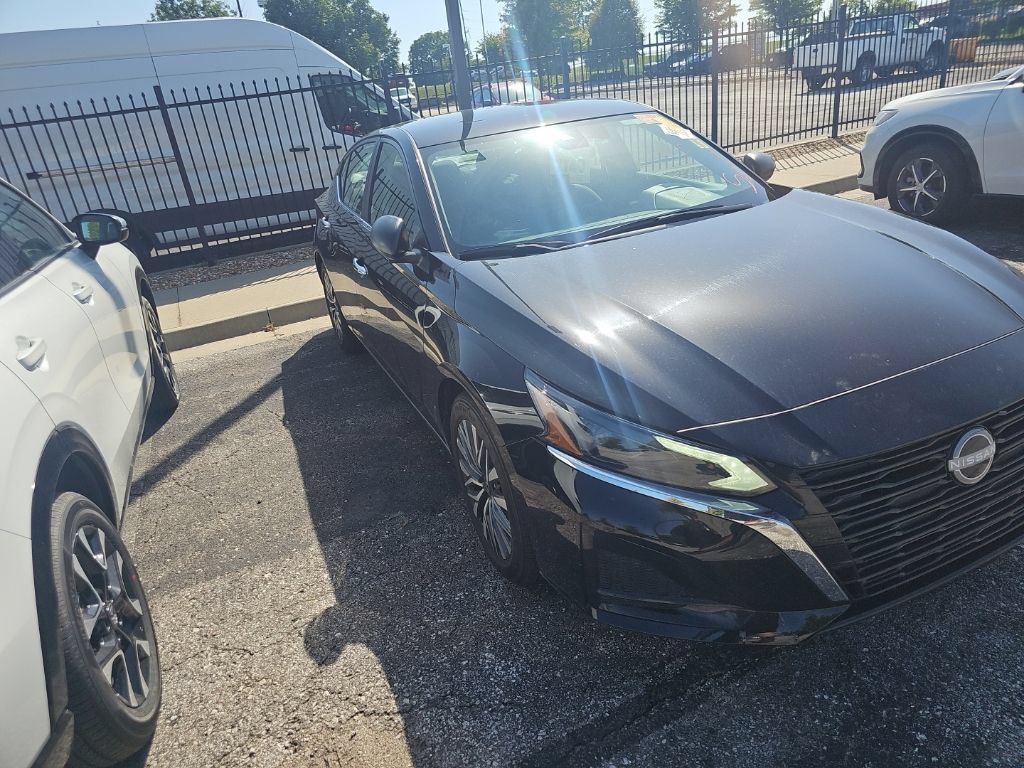 Used 2025 Nissan Altima 2.5 SV FWD image 3